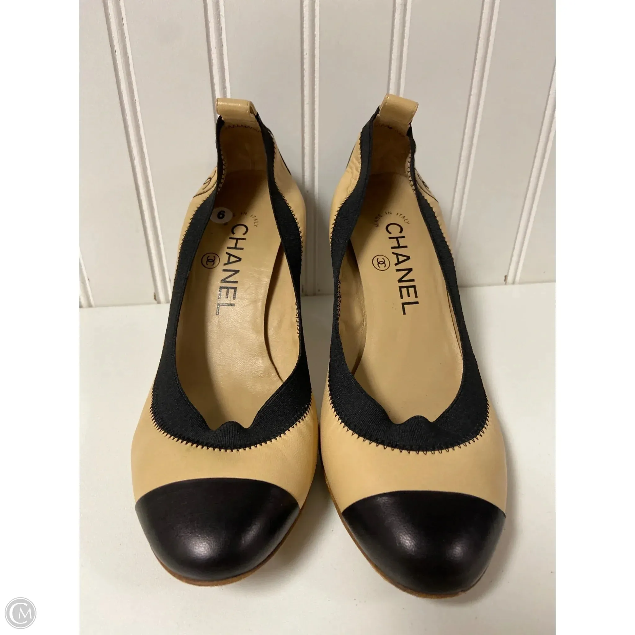 Shoes Luxury Designer By Chanel In Black & Cream, Size: 6