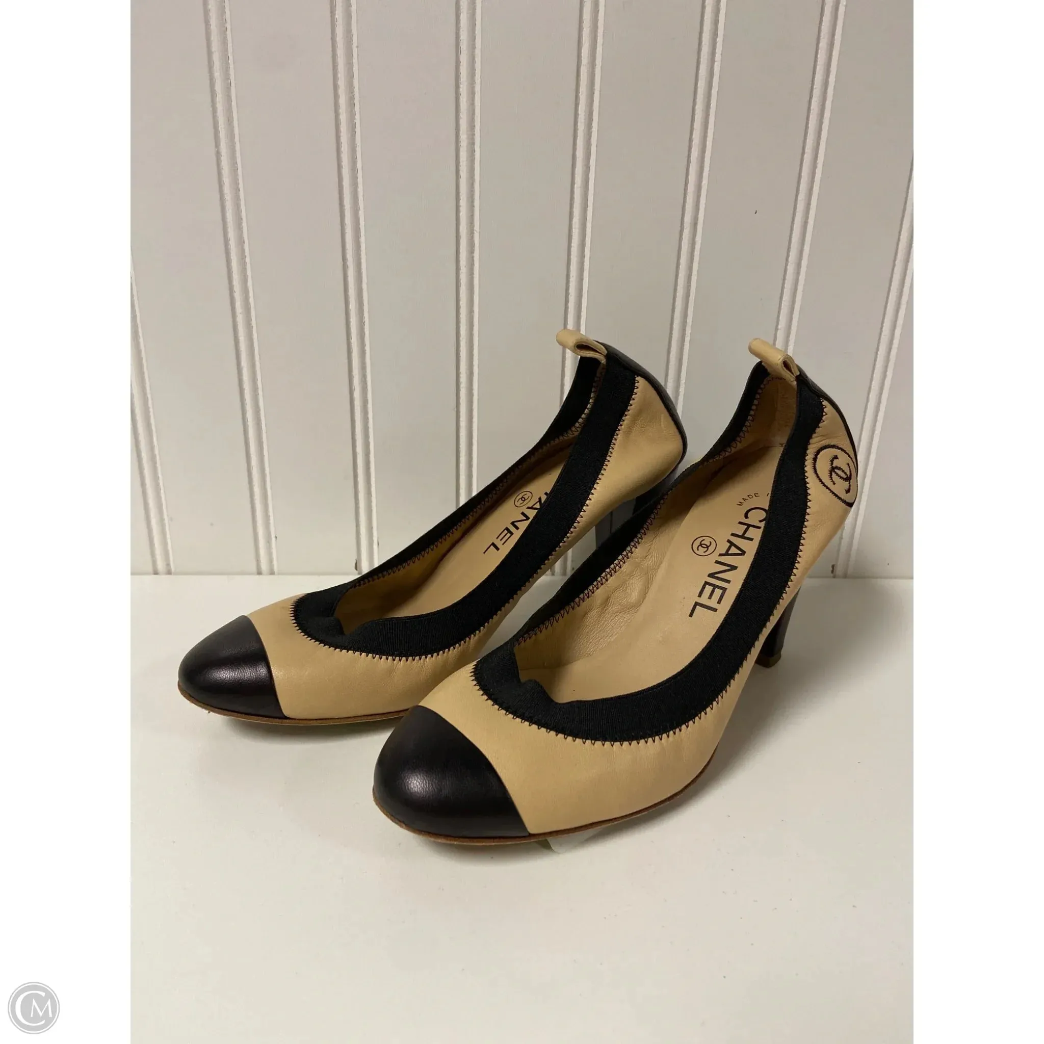 Shoes Luxury Designer By Chanel In Black & Cream, Size: 6