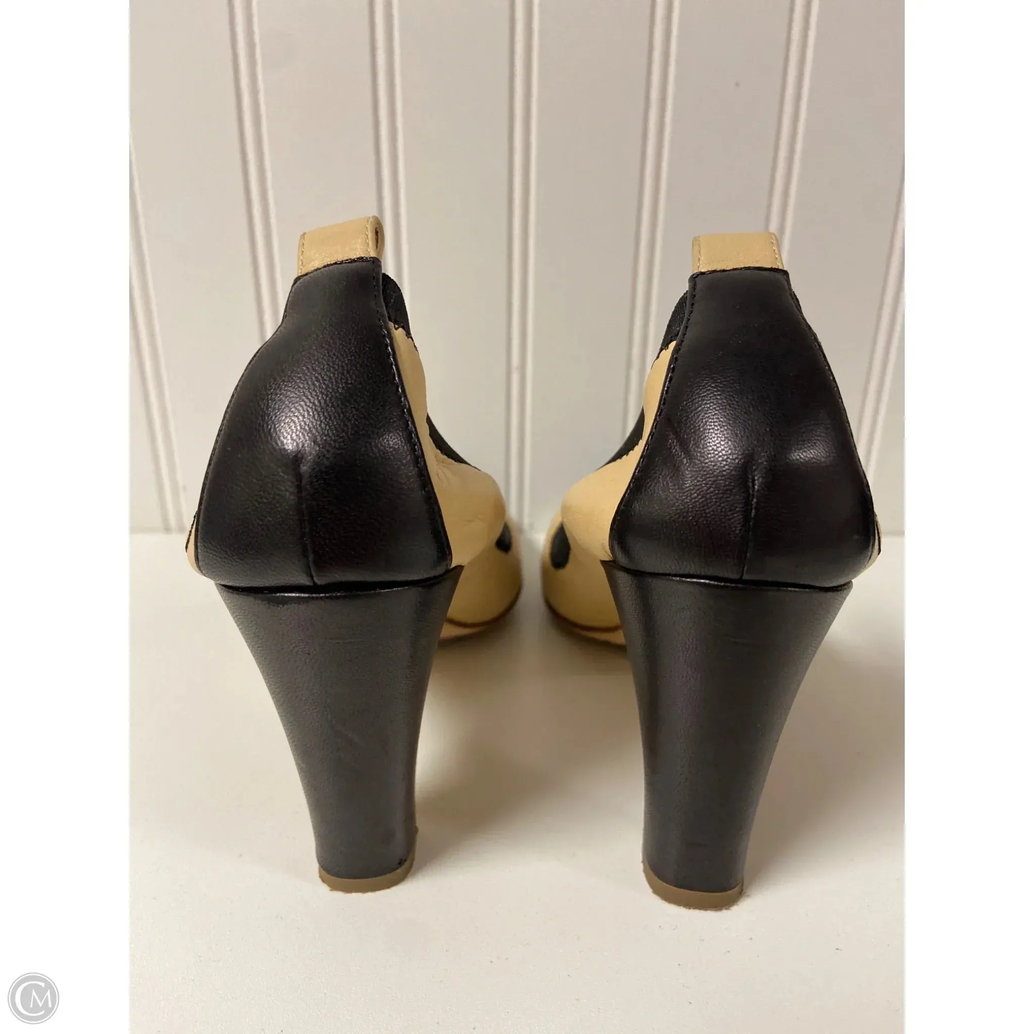 Shoes Luxury Designer By Chanel In Black & Cream, Size: 6
